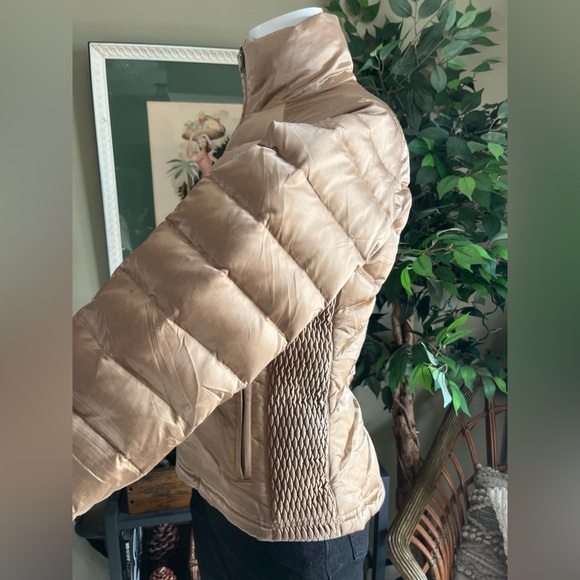 The North Face Women's Gold Puffer Jacket - Picture 7 of 12